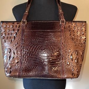 This is a beautiful bag that is like new. Excellent condition.
